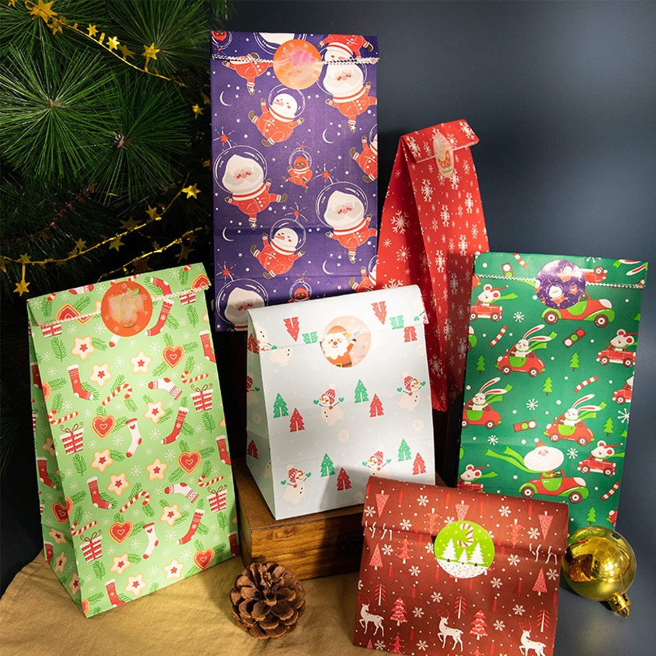 (24er Set) Papier DIY Adventskalender Tüten zum Befüllen Weihnachts Geschenktaschen inkl. Sticker - Christmas