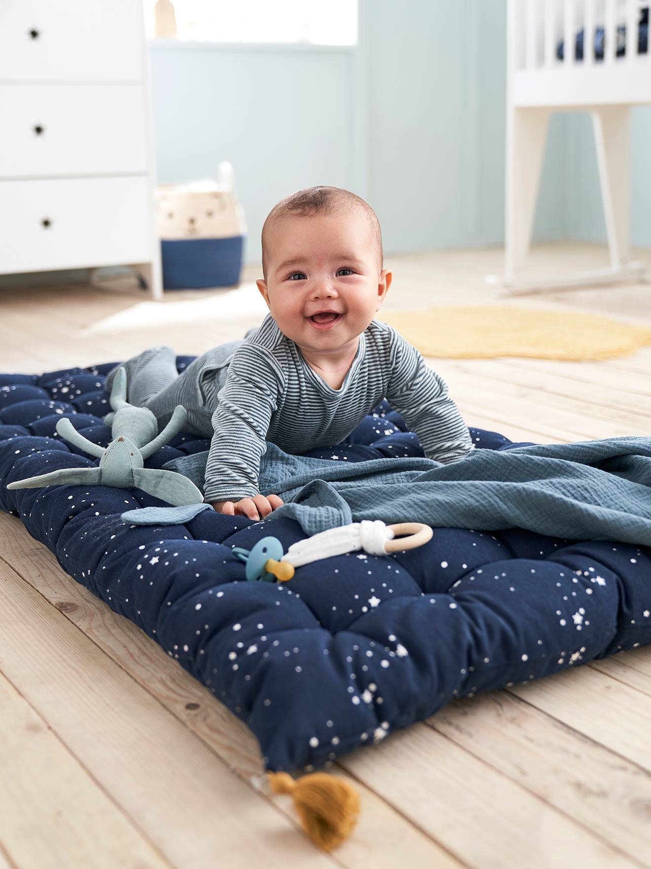 Colchão de chão com franjas estampadas em azul escuro.
