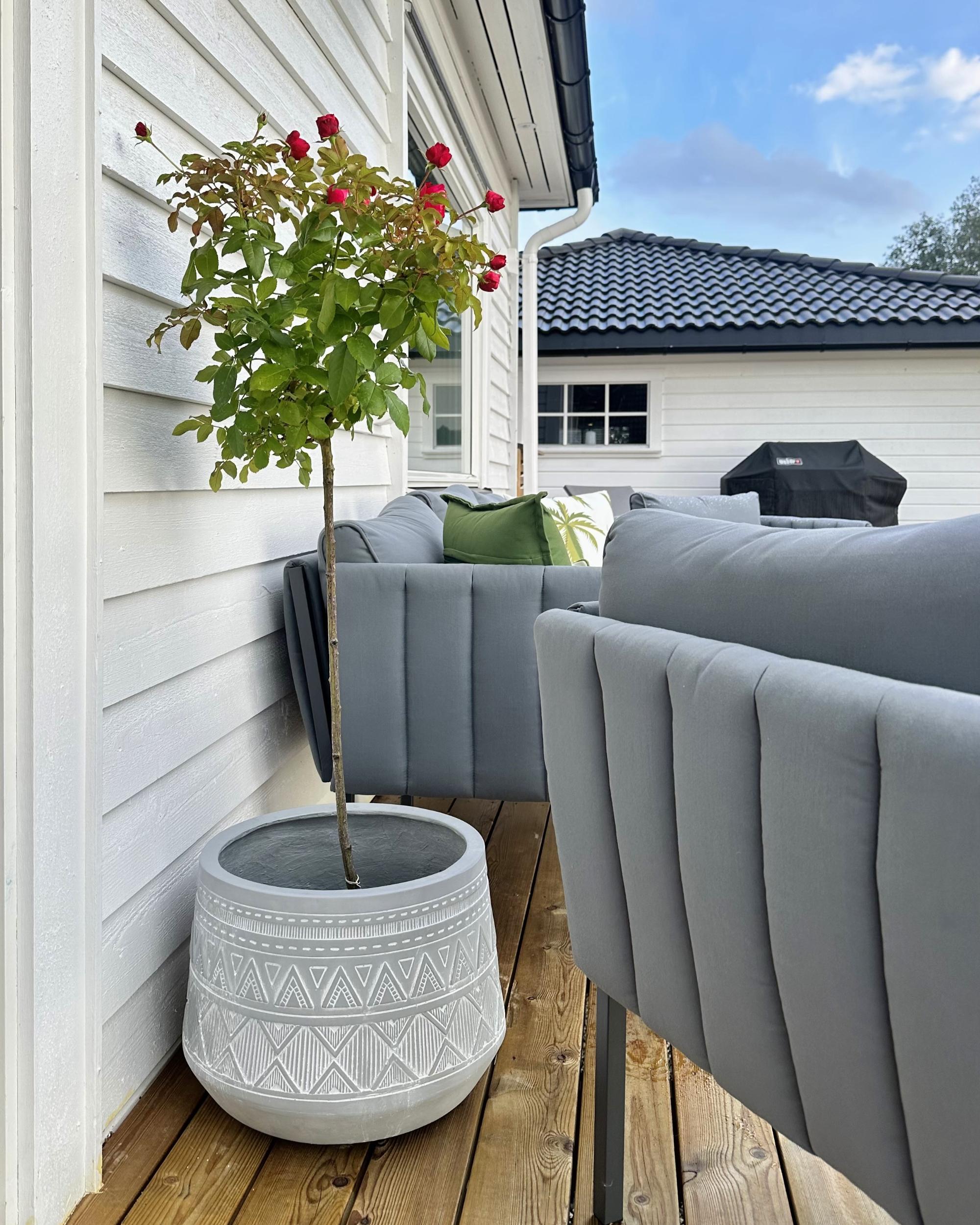 Verhoogde bloempot MALAKI 44 cm Lichtgrijs