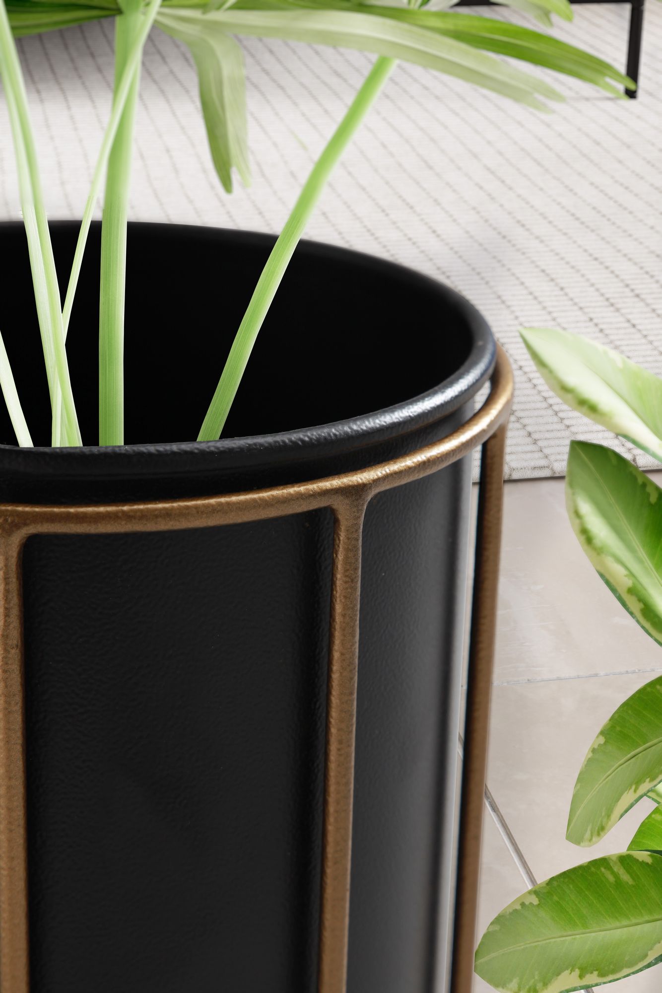 KADIMA DESIGN Moderne Metall Pflanzenkübel - 2-teiliges Set in Schwarz/Gold, Runde Töpfe