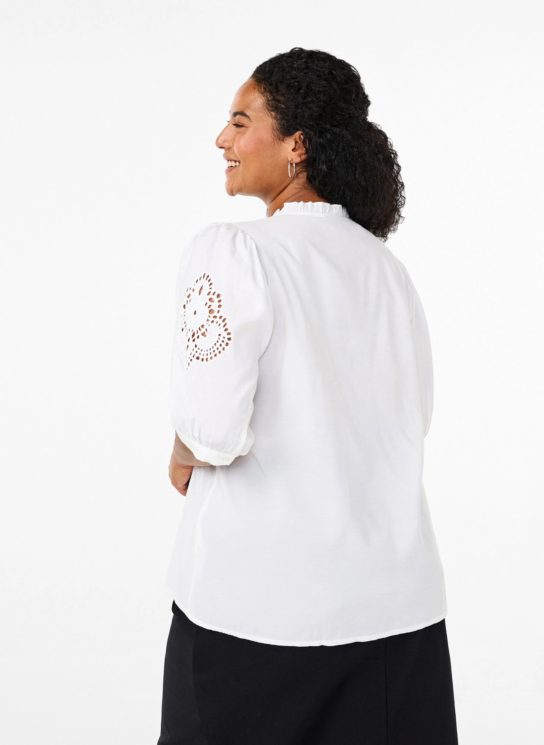 Skjortebluse med flæser og broderi anglaise