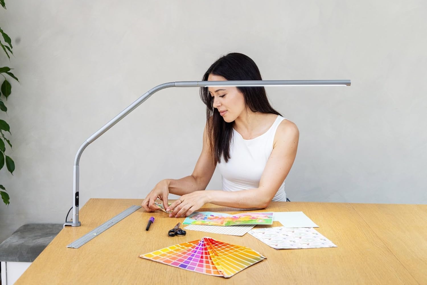 Slimline 4™ LED-Tischleuchte in Eisgrau – 6.000 K Tageslicht, 3.200 Lux, 4 Helligkeitsstufen, USB-C-Ladeanschluss, Blendschutz-Diffusor, flexibles Design, Kunst & Handwerk, Nähen, Nagelstudio