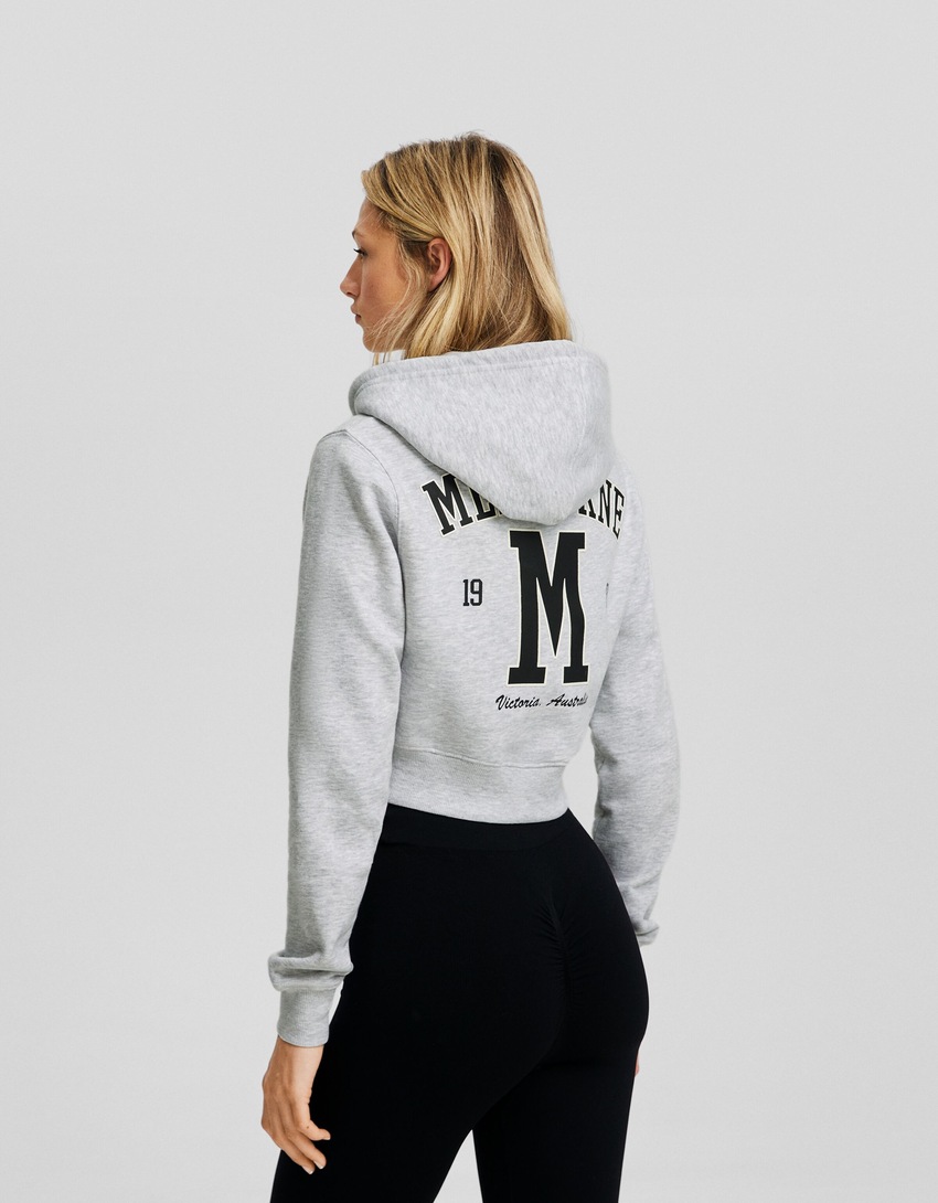Blusa de moletom cropped com zíper e estampa.