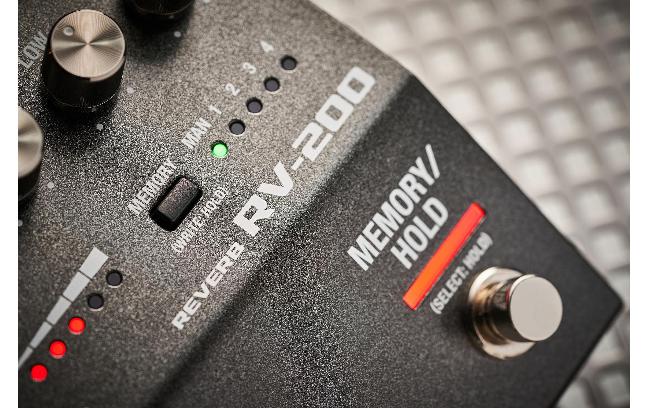 Effektgerät RV-200<br>12 inspirierende Reverb-Effekte und ausdrucksstarke Performance-Tools in einem vielseitigen Pedal