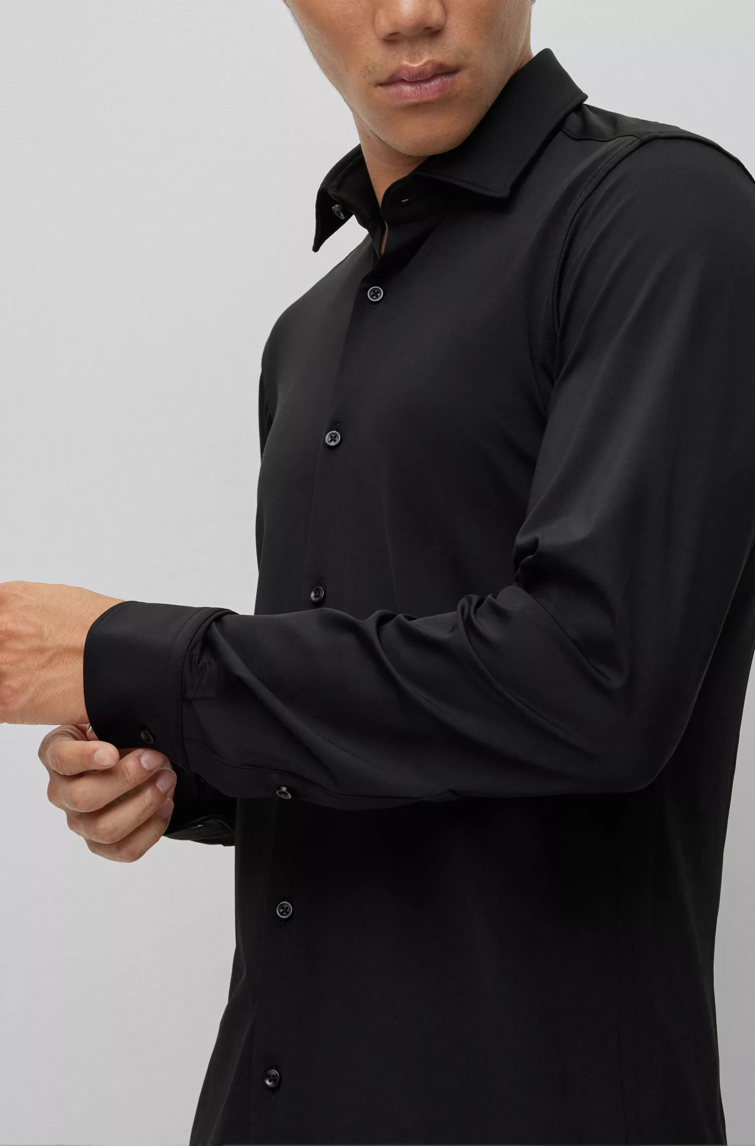 Camisa HUGO vermelha, corte slim, em malha elástica de alta performance.