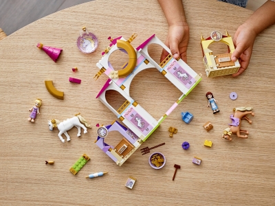 LEGO Belle en Rapunzel's koninklijke paardenstal (43195)