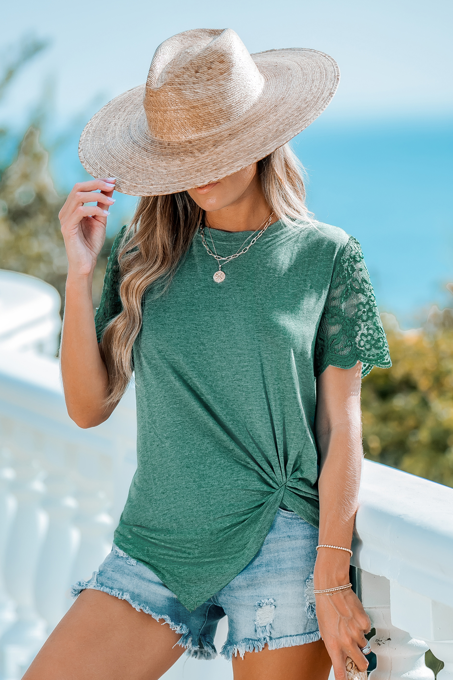 T-shirt à manches asymétriques en dentelle