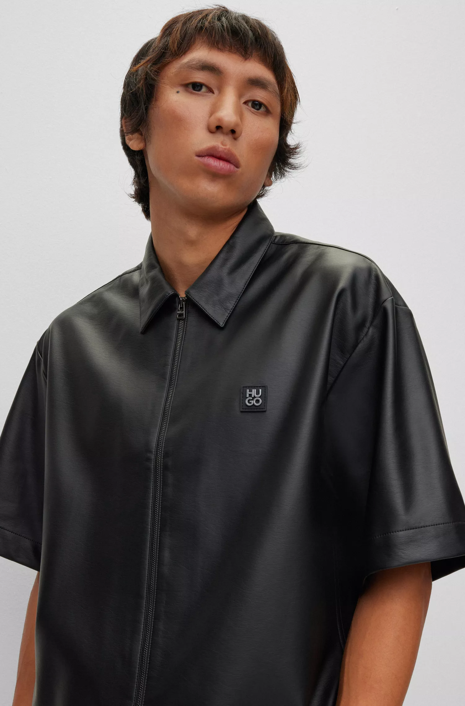 Camisa HUGO vermelha de modelagem oversized com zíper em couro sintético.