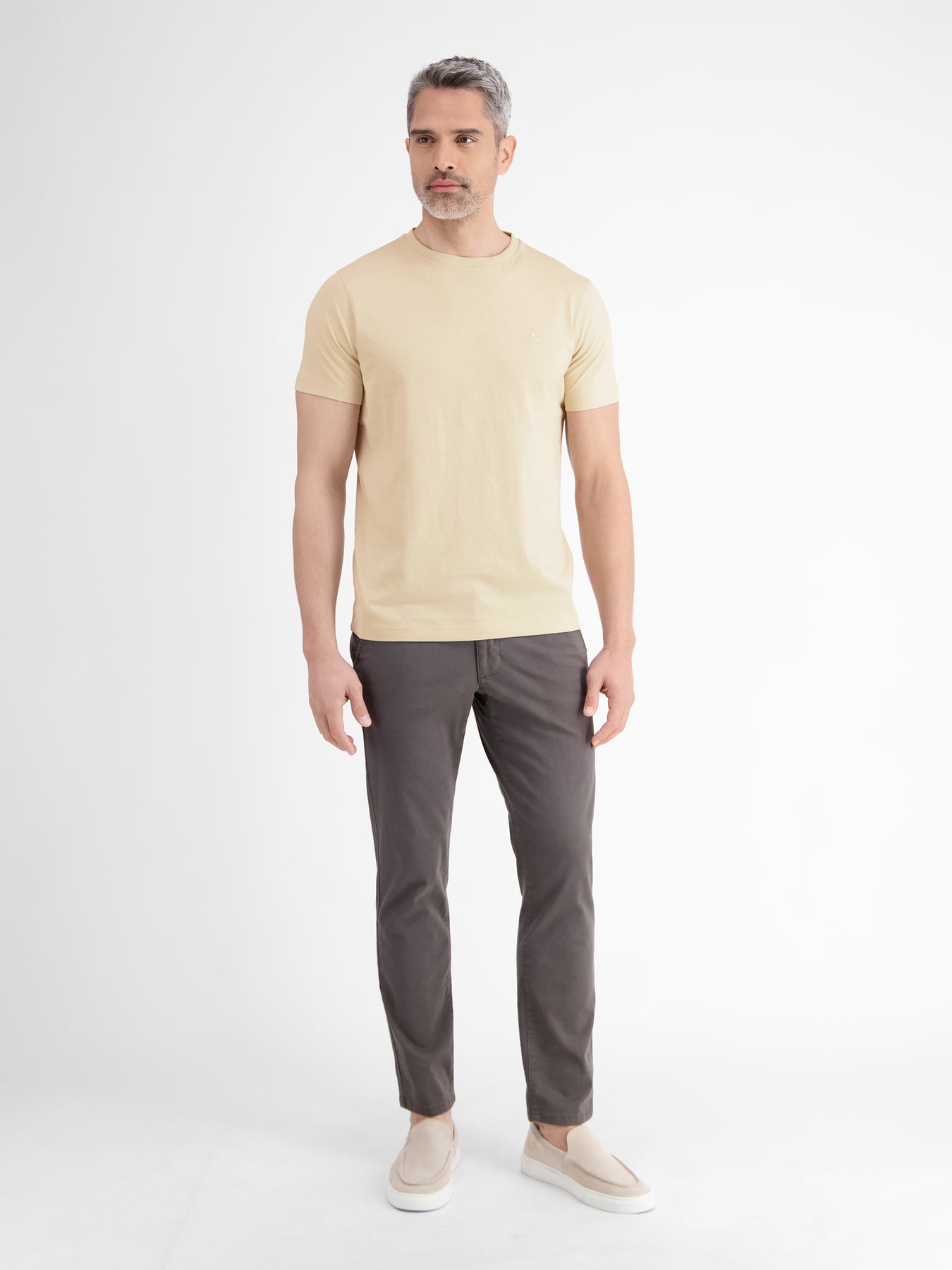 Basic T-Shirt mit Logostitck, unifarben