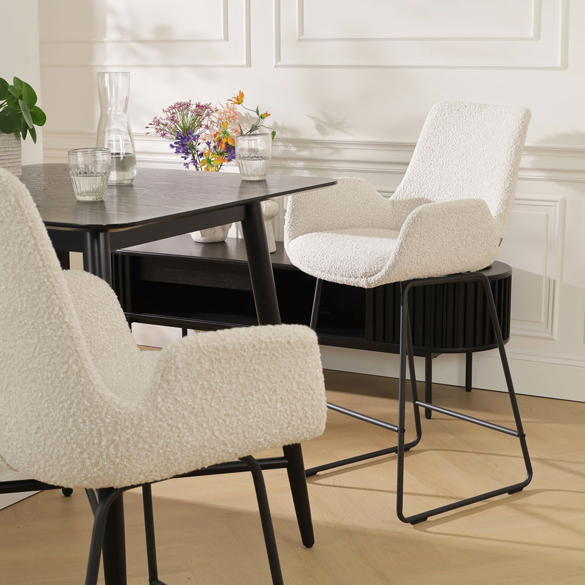 Barkruk Nino-Eef bouclé beige - zwart onderstel - 65 cm