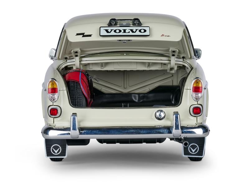 IXO Models Bausatz Volvo Amazon 122S mit Sound & Licht 1:8 Detailgetreuer Standmodellbausatz im Massstab 1:8