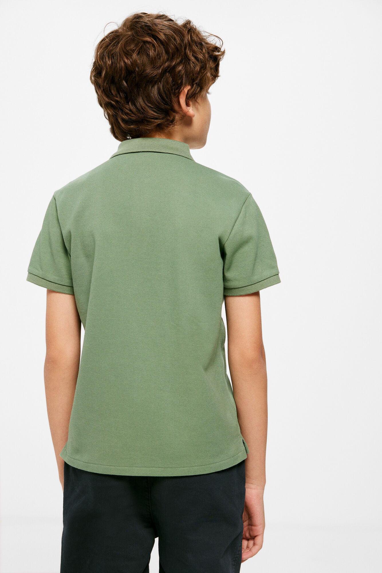 Camisa polo básica com logotipo para meninos