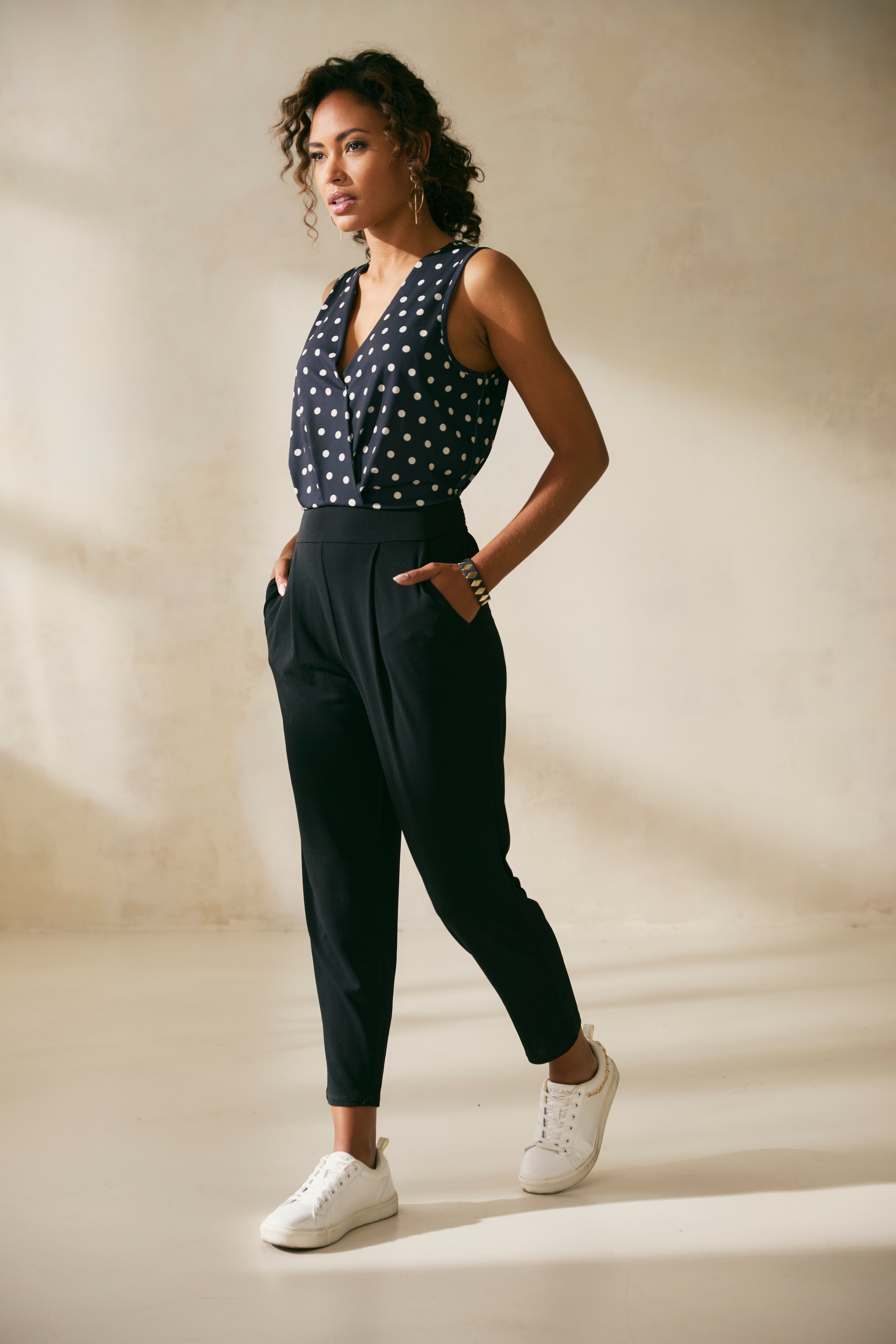 LASCANA Overall , mit bedrucktem Oberteil, eleganter Jumpsuit mit V-Ausschnitt