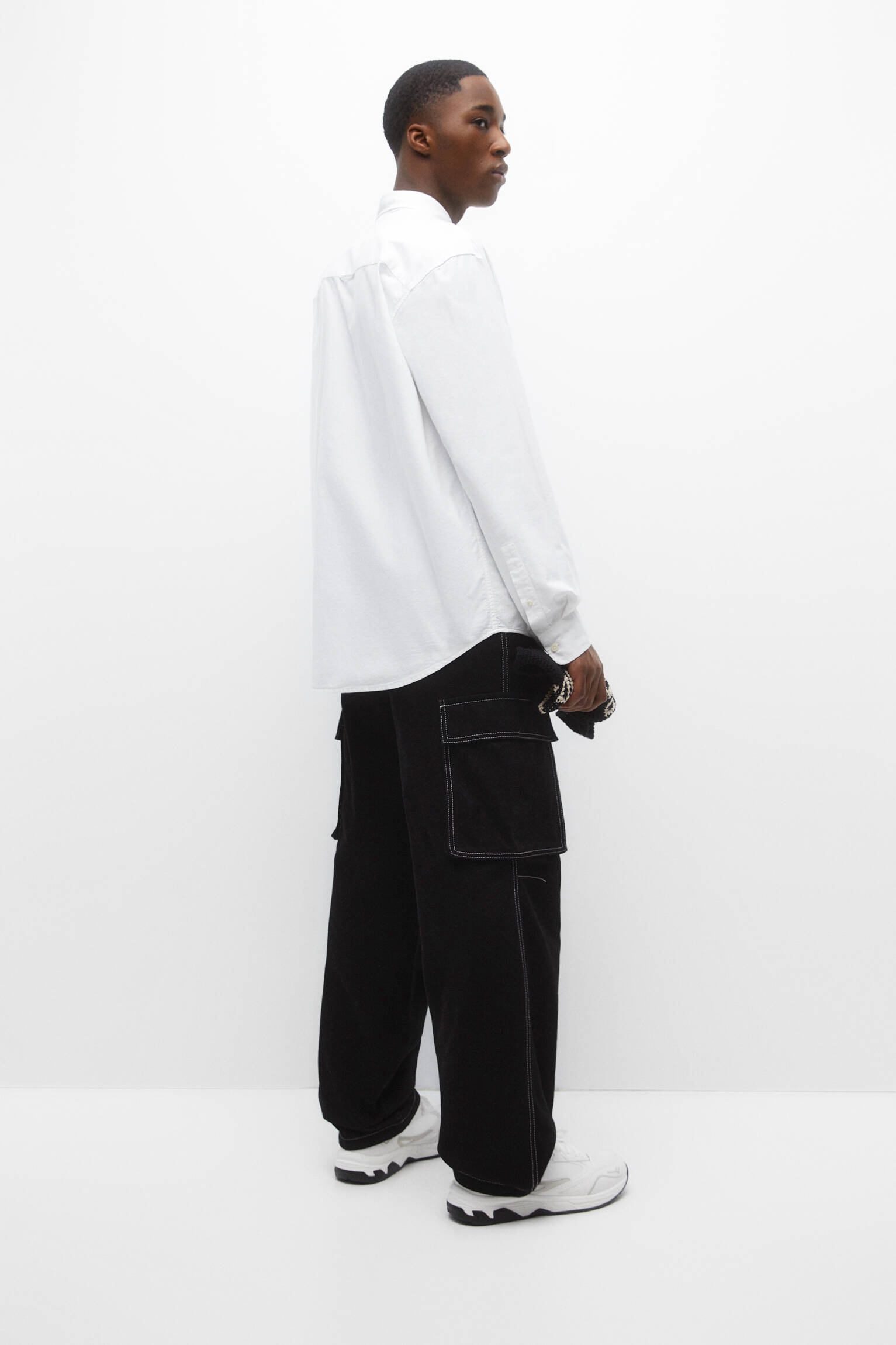 Calça cargo com costura contrastante - preta