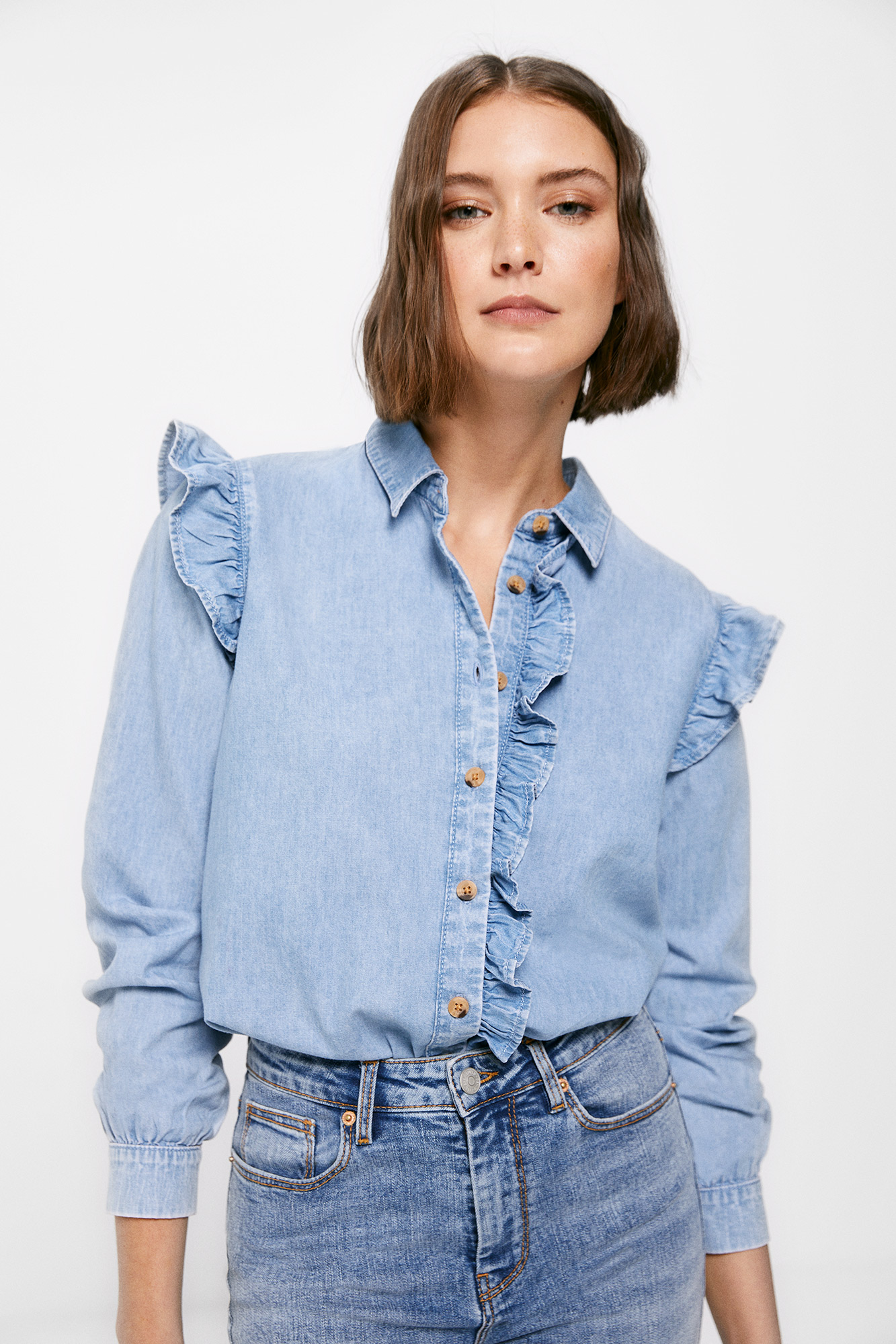 Camisa jeans com babados, lavagem sustentável