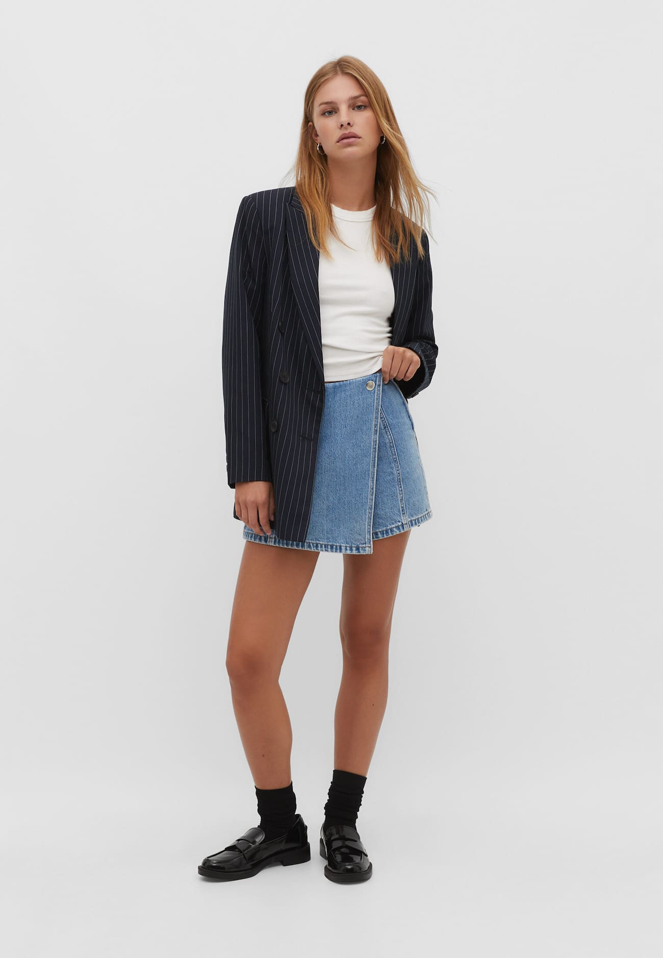 Shorts jeans com tiras cruzadas