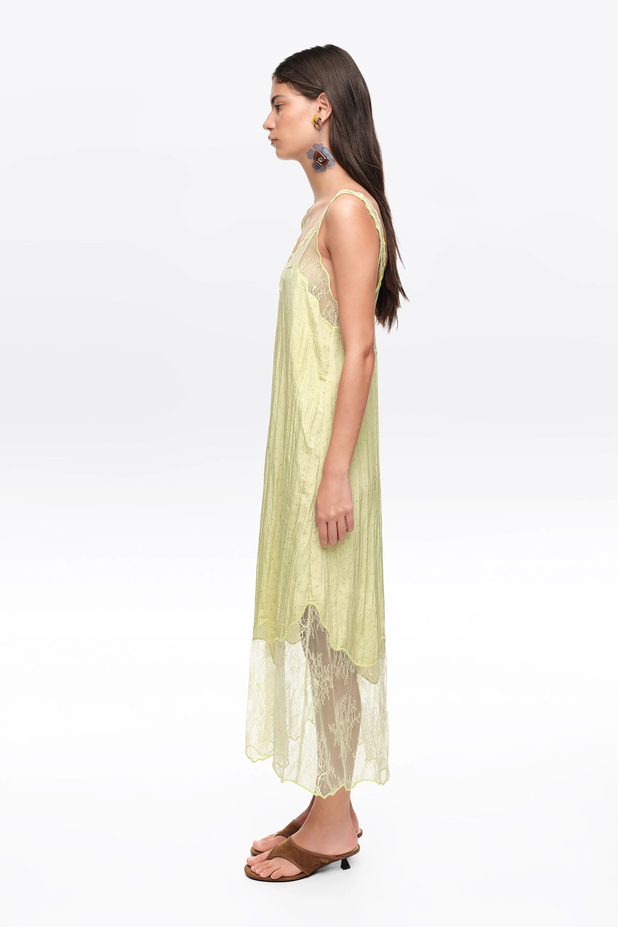 Vestido curto verde-oliva com alças de renda e bolinhas