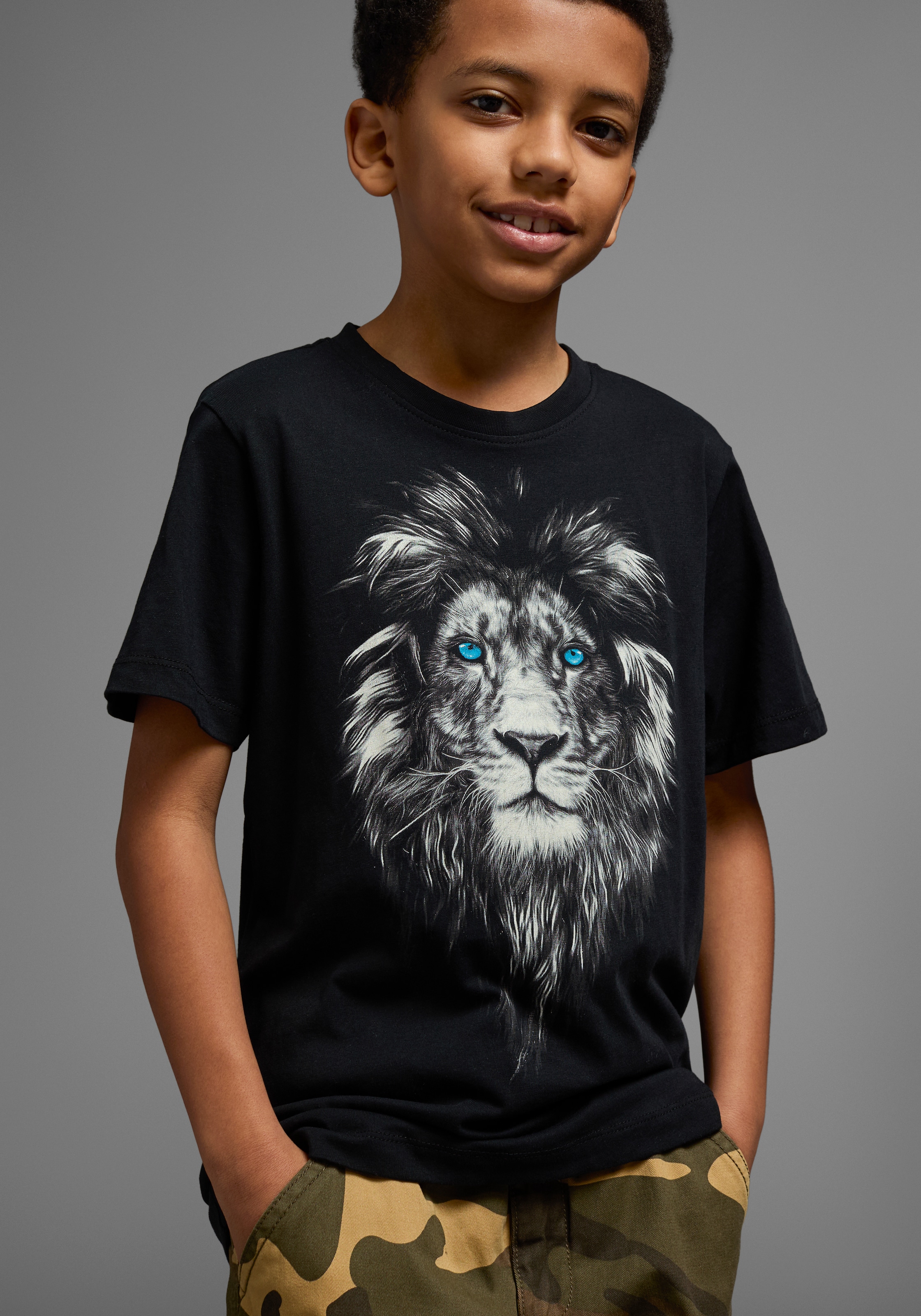 KIDSWORLD T-Shirt »Mit Löwenprint: LION WITH BLUE EYES«, Kurzarm,  Basic-Passform,  mit trendigem Druck,  Rundhalsausschnitt
