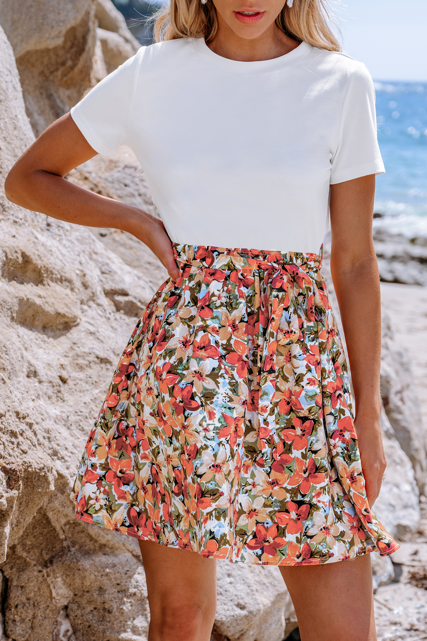 Robe mini à t-shirt blanc et jupe florale