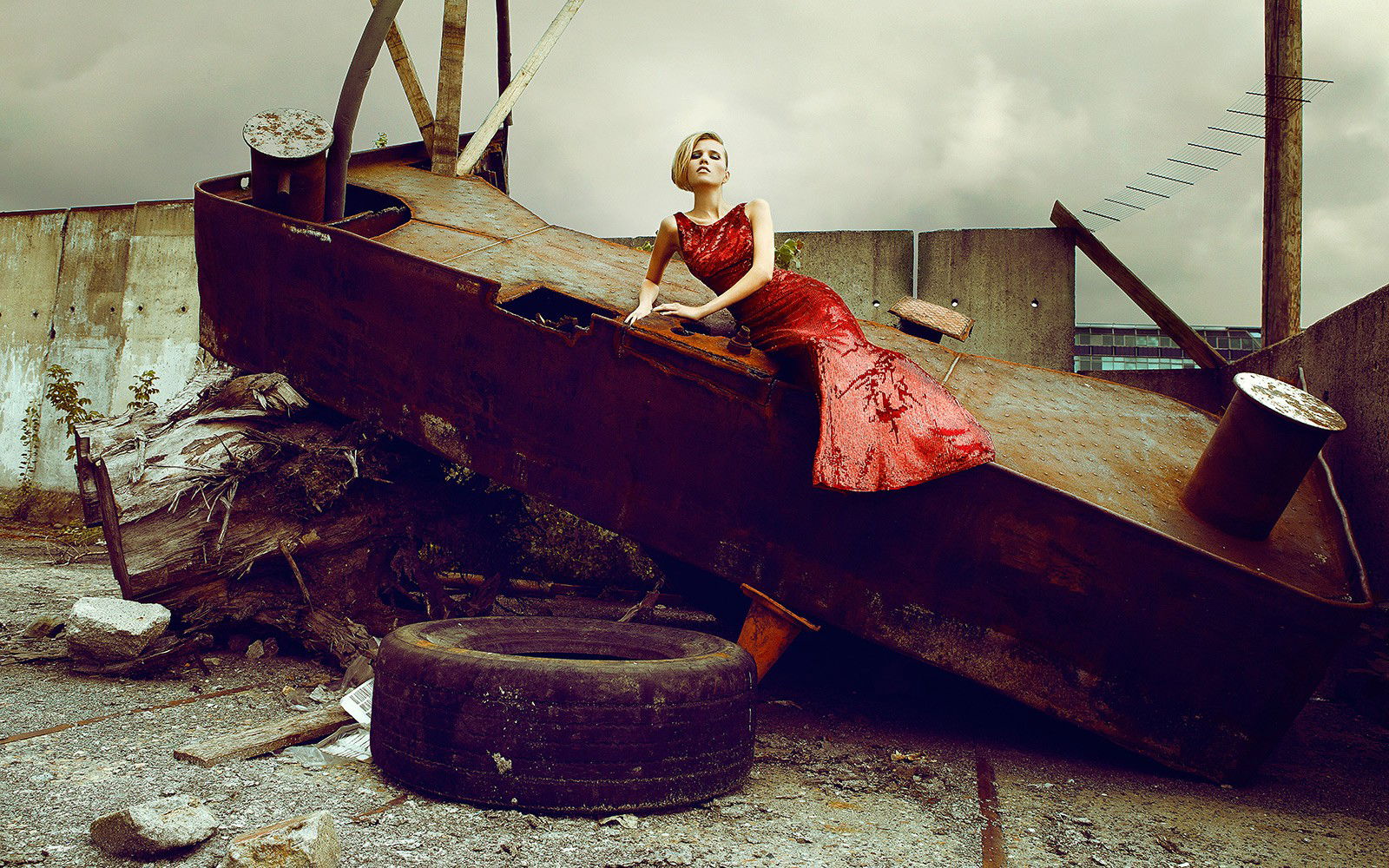 Stranded by Frauke Fischer - Ikeda - Limited Edition. Edition of: 150. Signed.