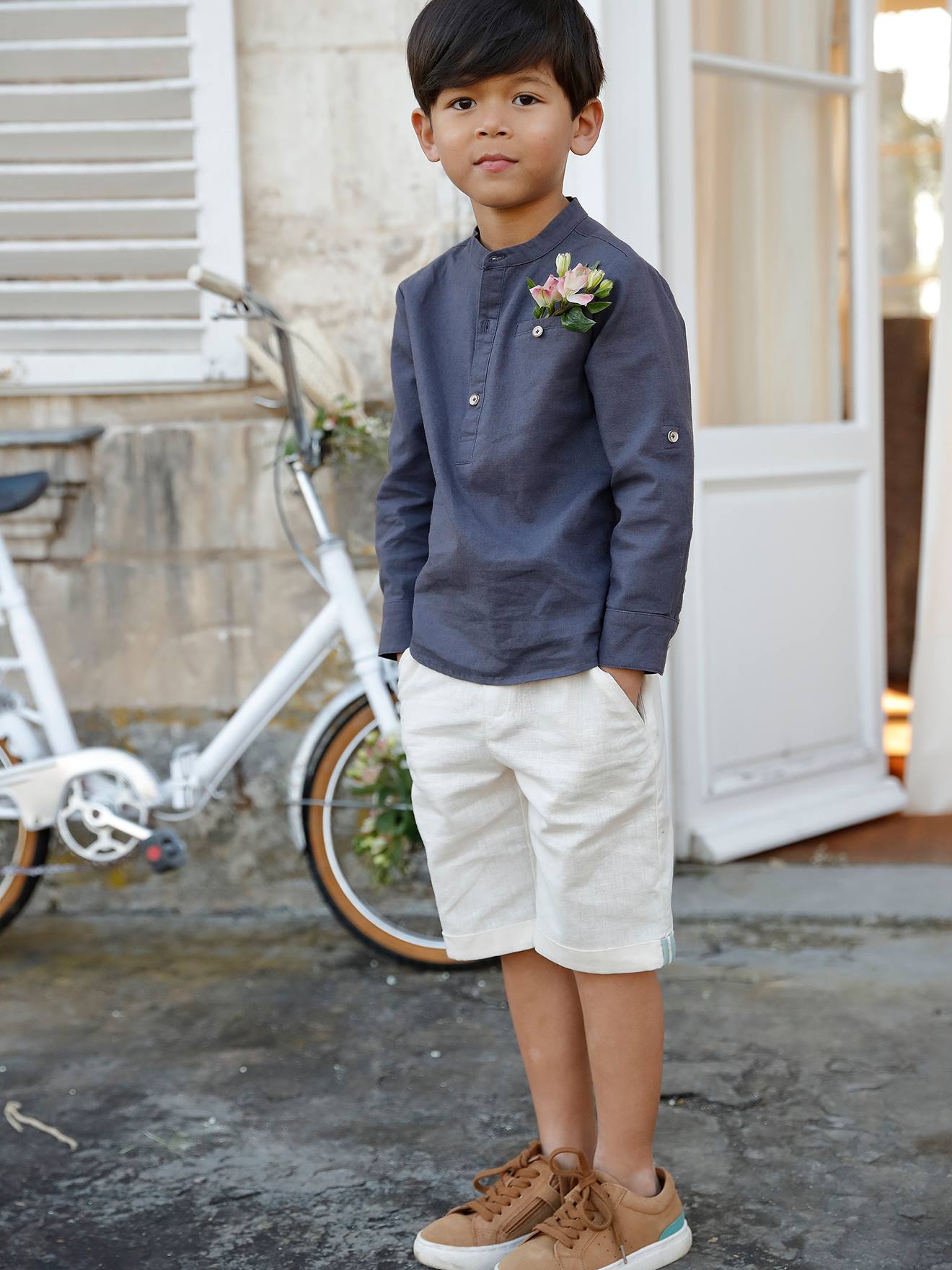 Camisa infantil de linho/algodão com gola mandarim, mangas compridas, cor azul-marinho lisa.
