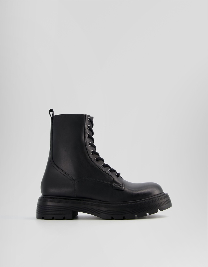 Botas de tornozelo planas de couro com cadarço
