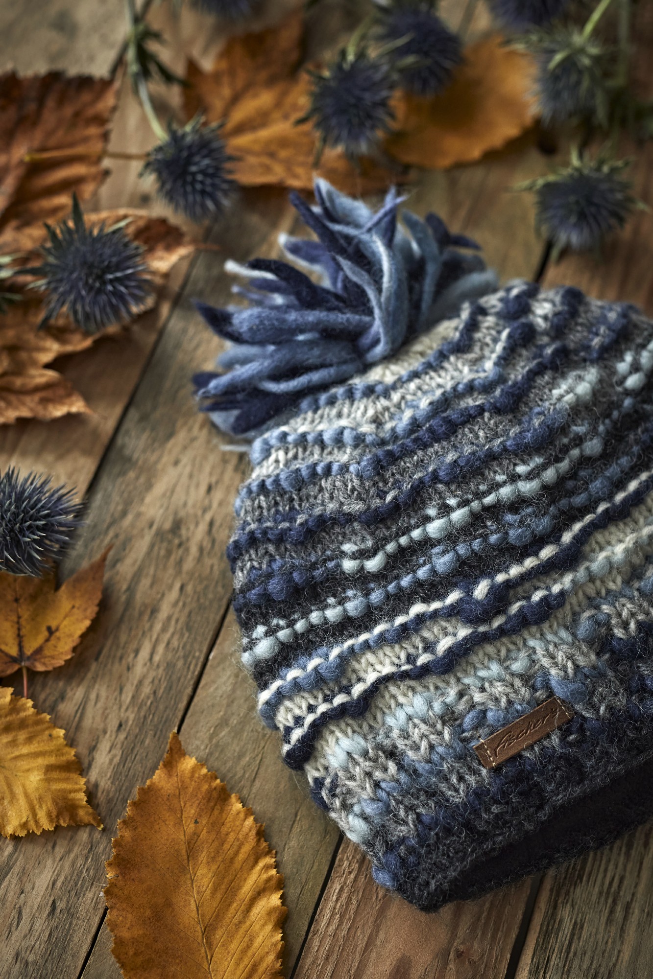 Bommelmütze blau-grau, handgestrickt in Nepal günstig bestellen