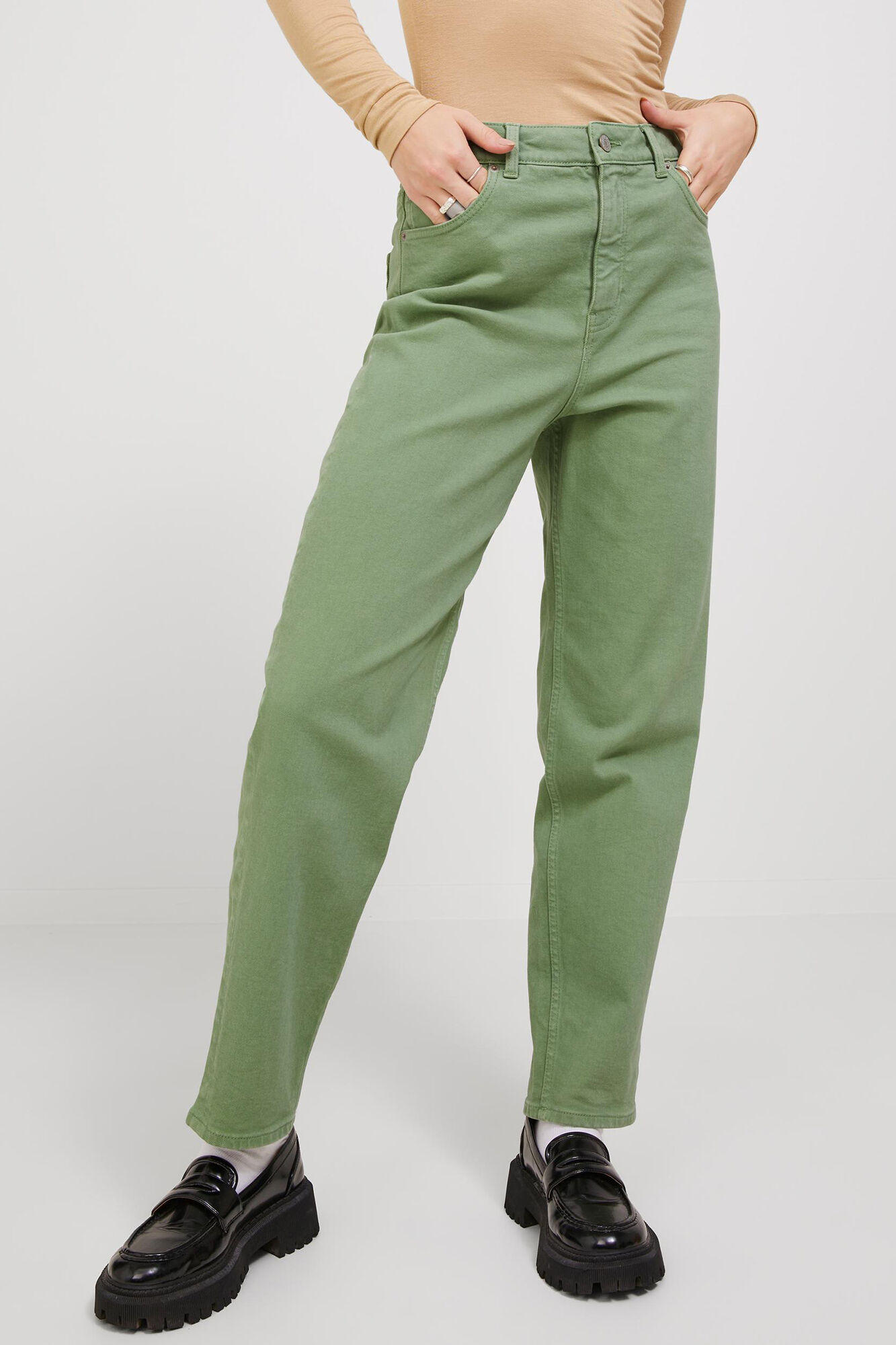 calça jeans mom fit colorida
