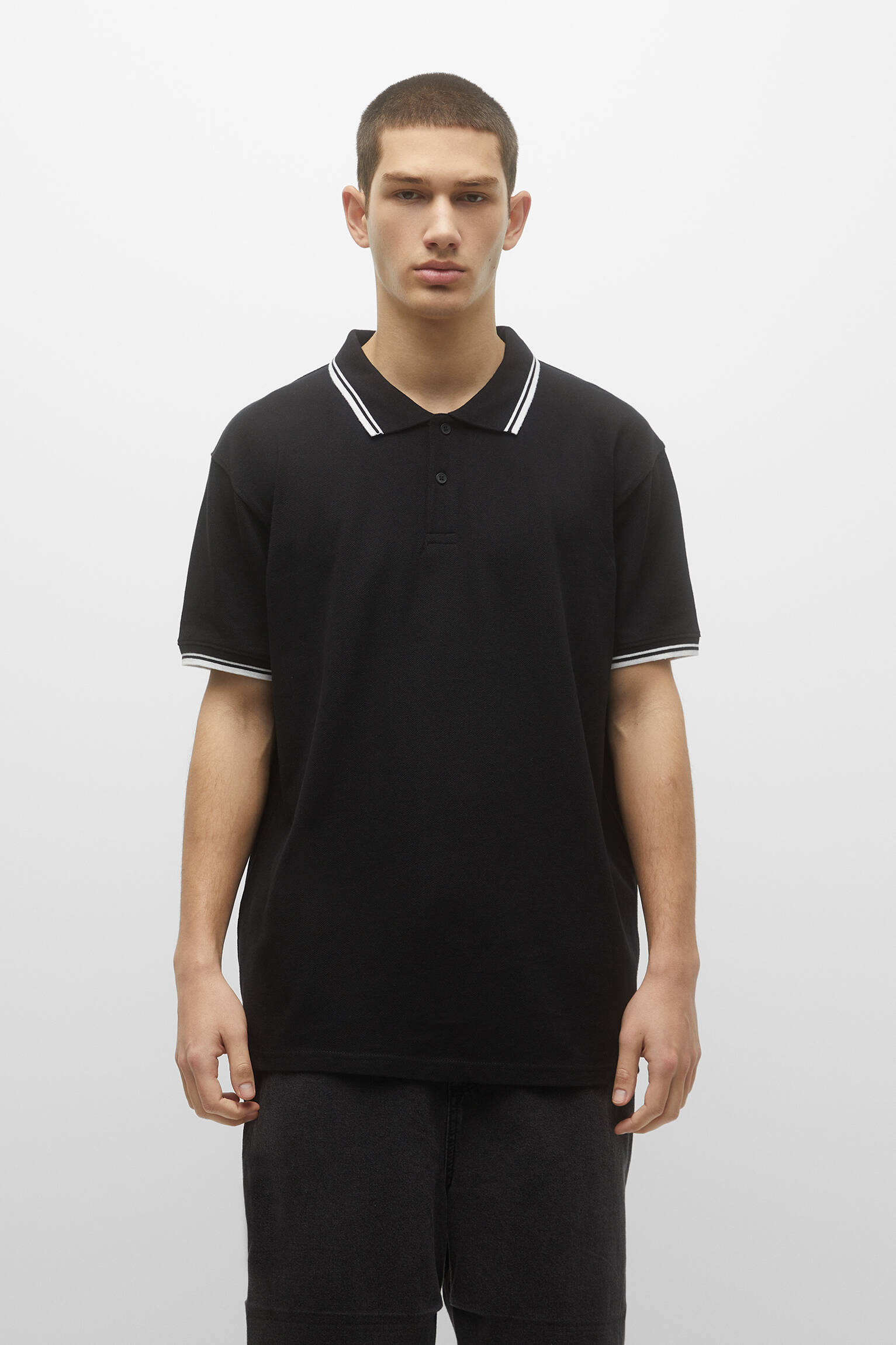 CAMISA POLO COM GOLA CONTRASTANTE - PRETA