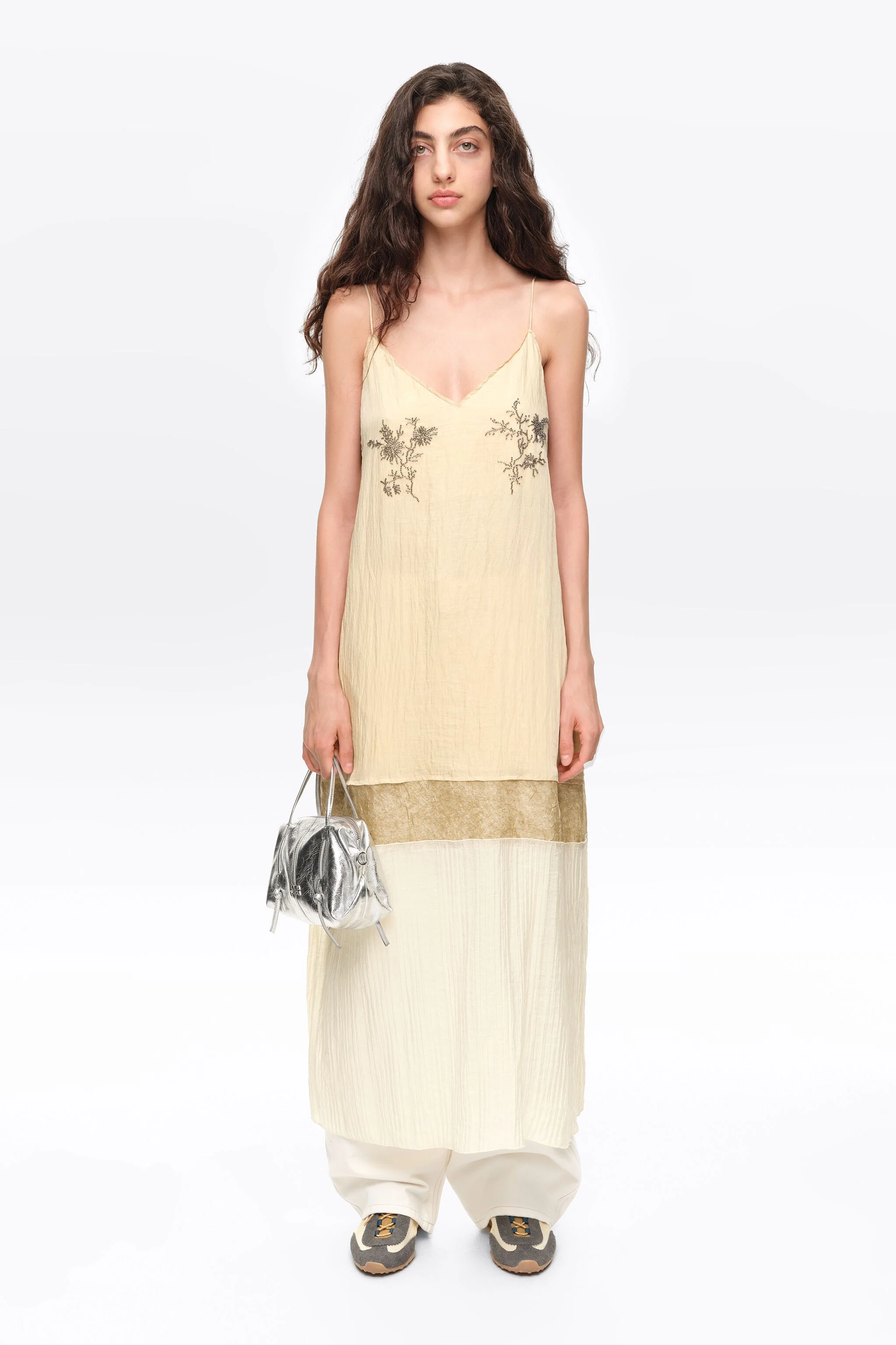 Vestido midi reto ocre com pedrarias