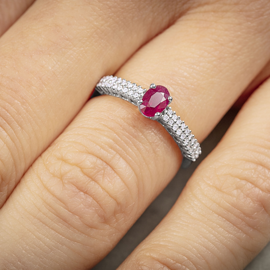 Damenring 750/18 K Weissgold mit Rubin oval und Diamanten 0.16 ct H/si