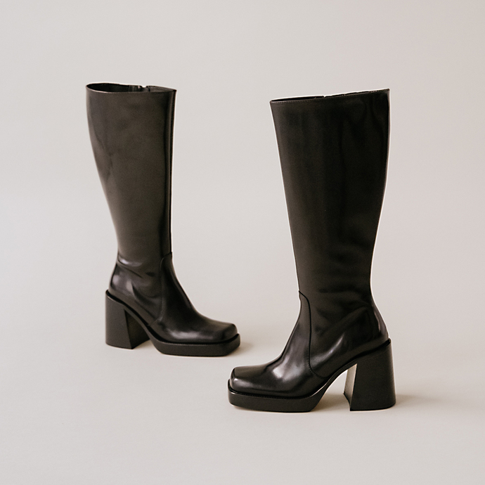 Bottes hautes à talons épais et bouts carrés  en cuir noir taille mollet M