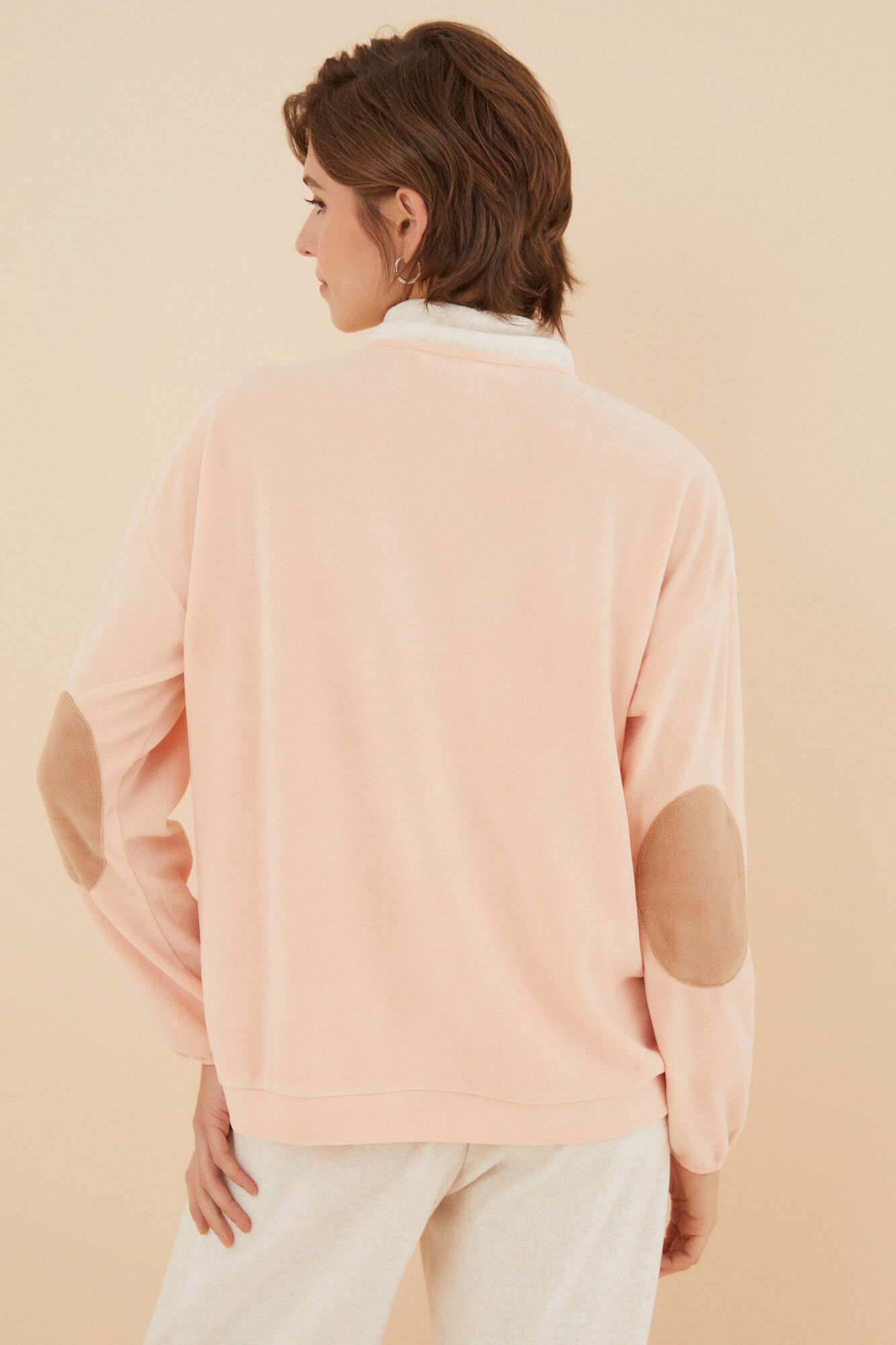 Pijama comprido com detalhe de piscadela e tecido de lã macio.