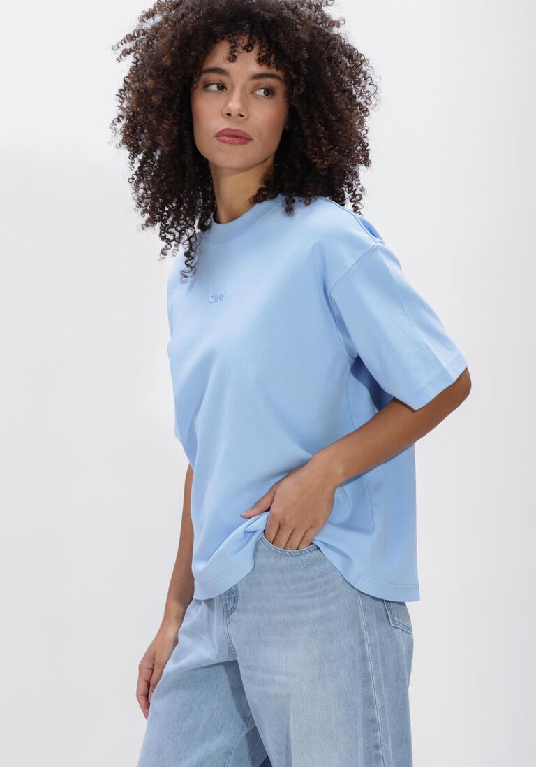 lichtblauwe olaf hussein t-shirt retro logo boxy tee