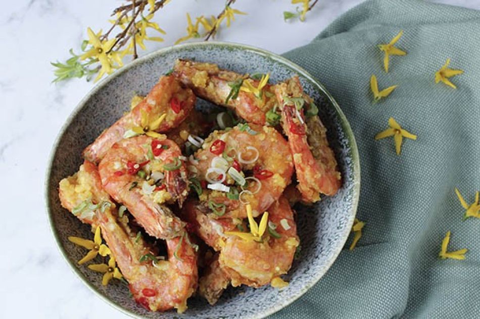 Krokante botergarnalen met gezouten eidooiersaus