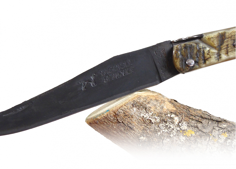 Couteau Laguiole avec un manche en Corne de bélier et lame brute