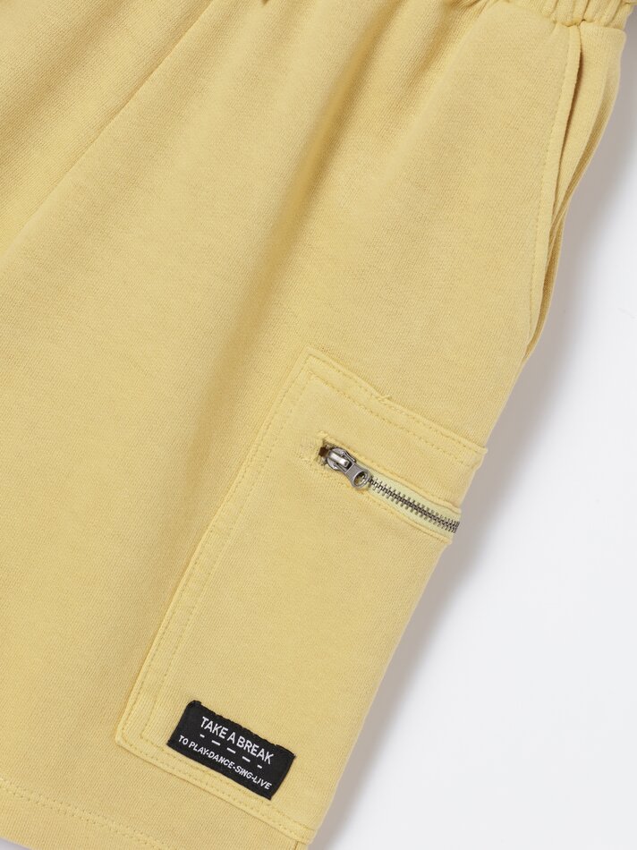 Bermuda jogger com bolsos - Mostarda