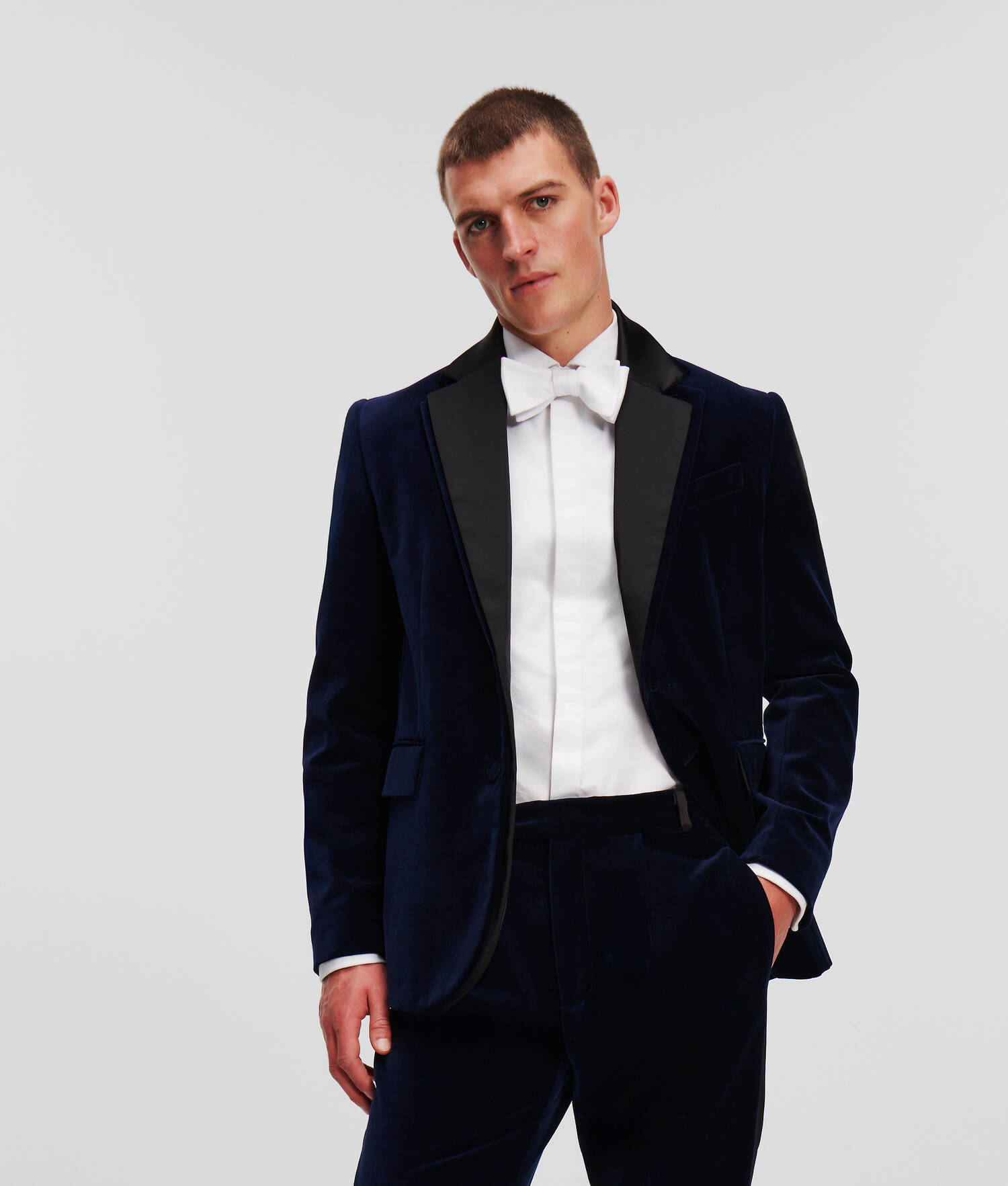 BLAZER EN VELOURS SÉLECTIONNÉ PAR HUN KIM