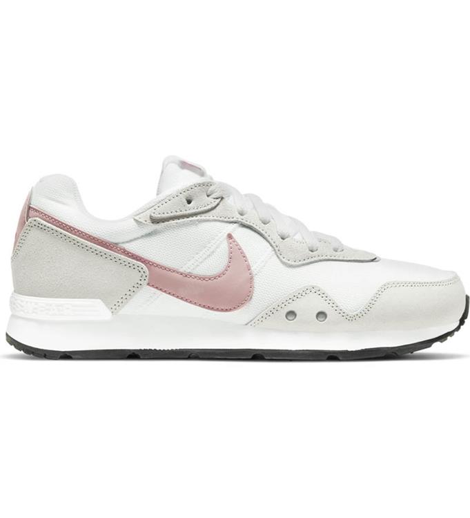 Nike Women Venture Runner Sneakers