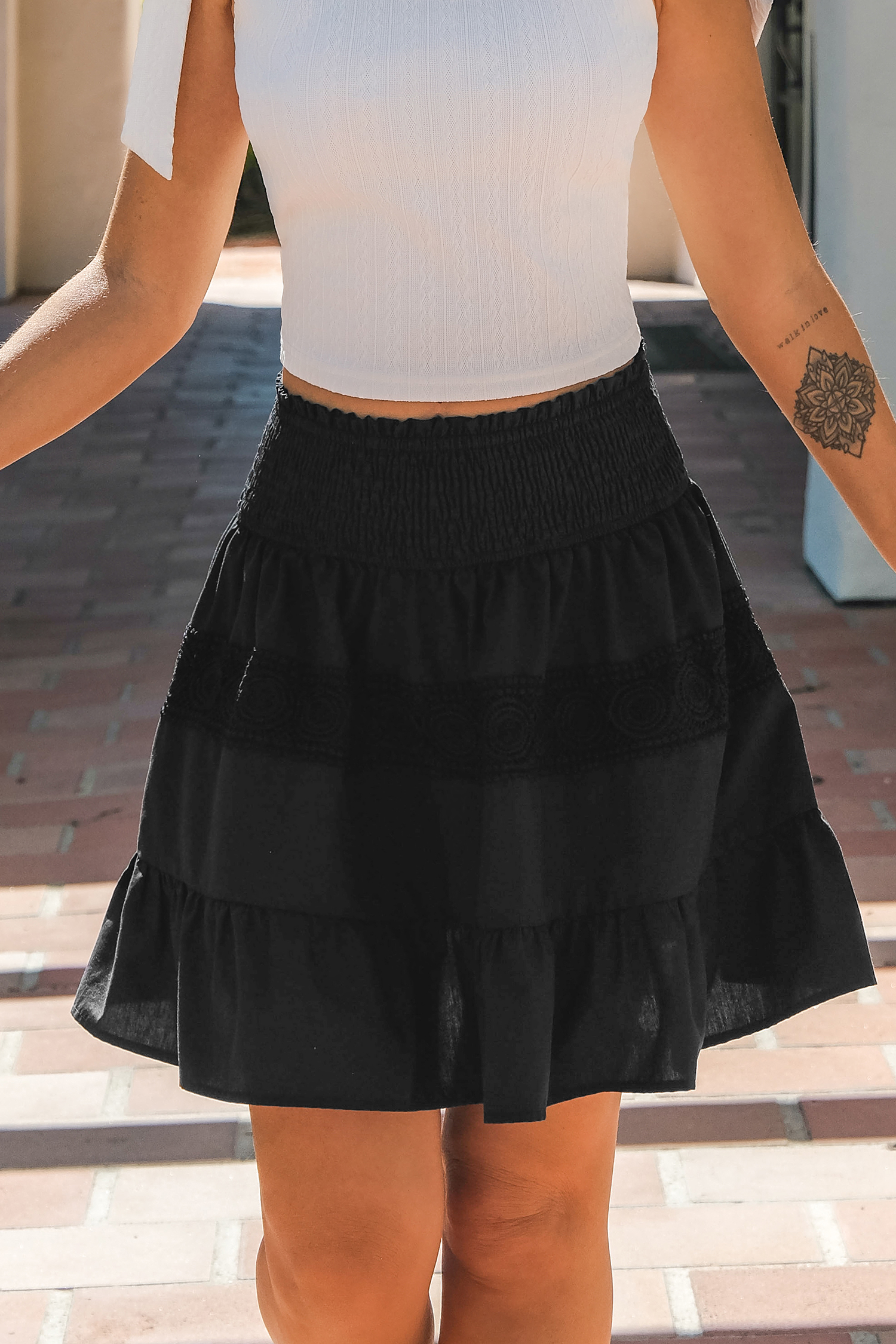 Jupe mini avec taille à smocks et ourlet à volants noire
