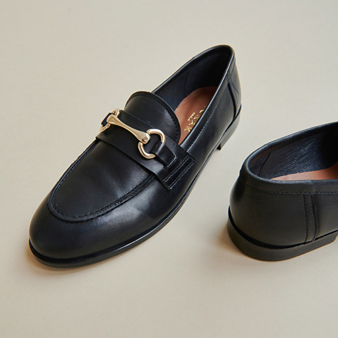 Mocassins à mors dorés  en cuir noir