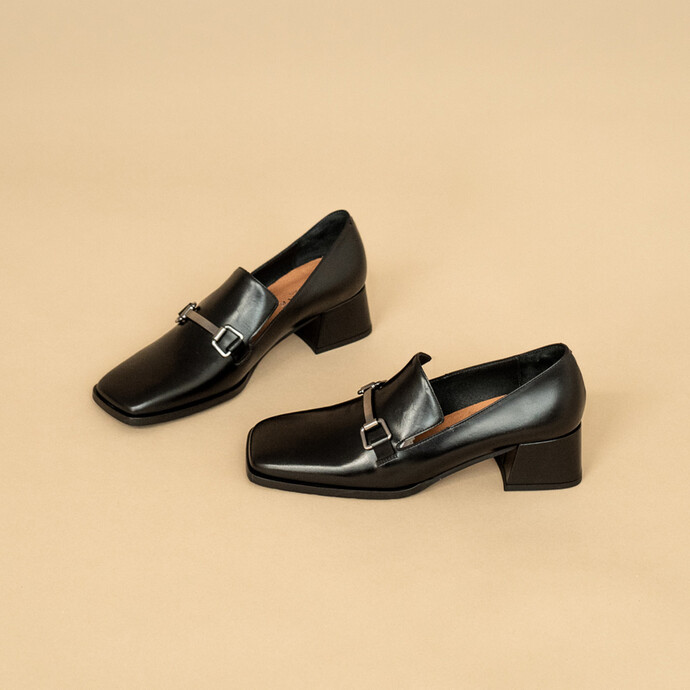 Mocassins à petits talons et mors  en cuir noir