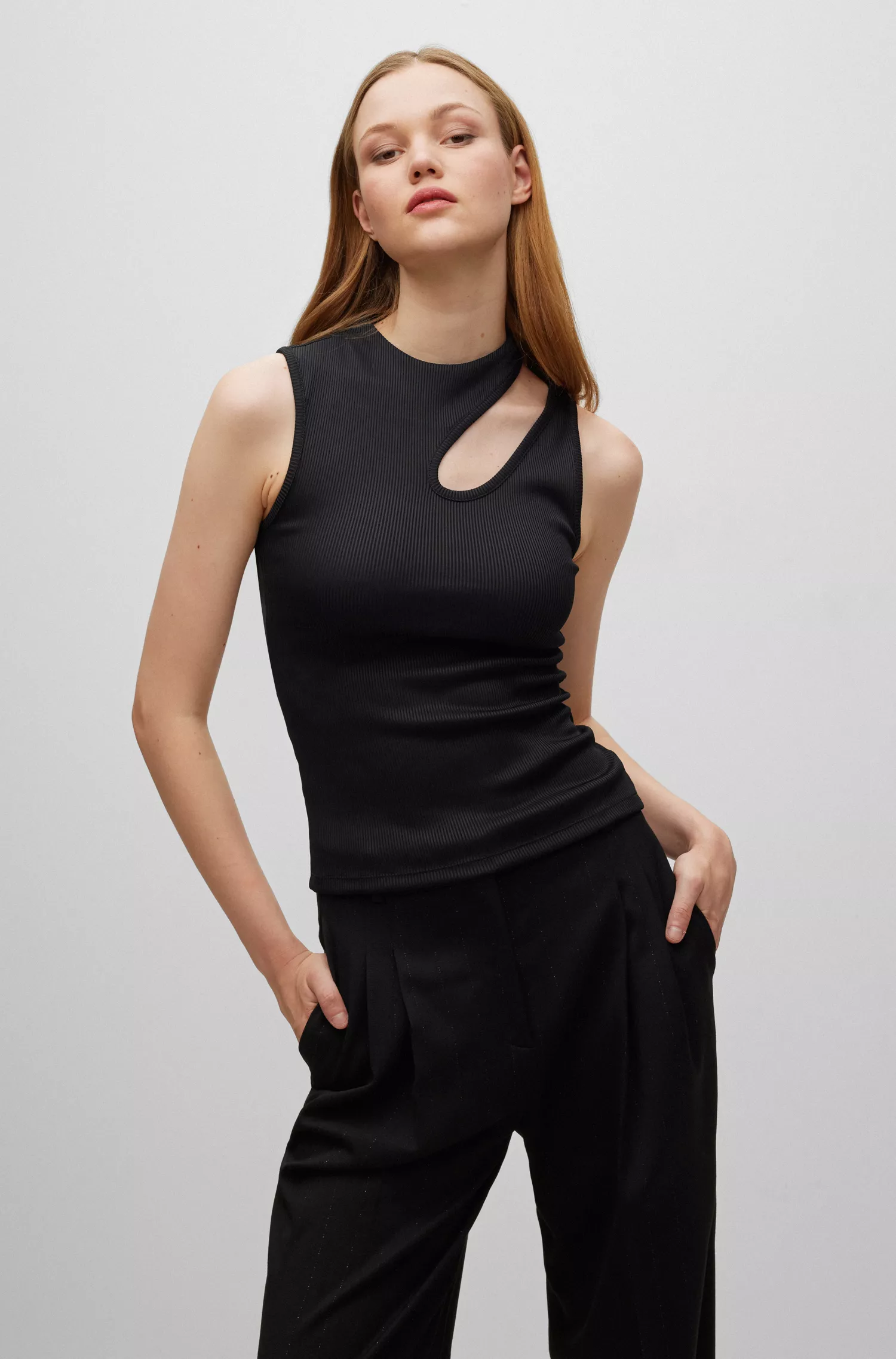 Blusa HUGO vermelha sem mangas, canelada, com detalhe vazado.