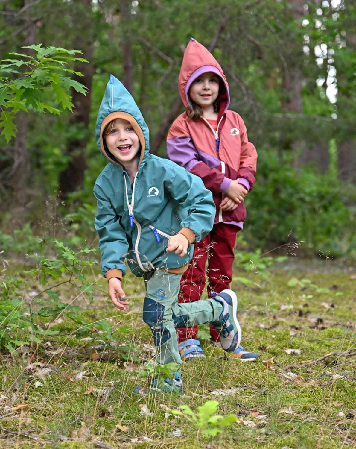 Wende-Regenjacke MUUTUVA in cranberry/valerian