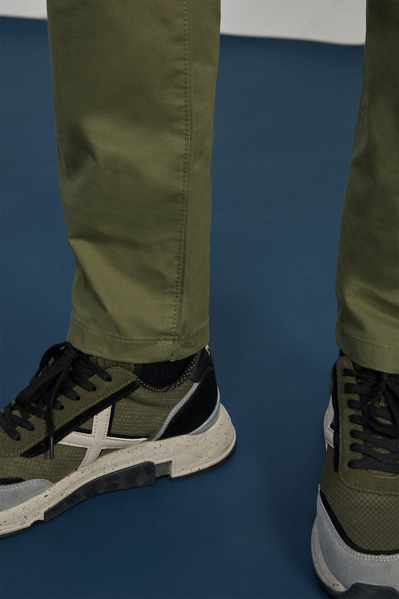 Calça chino slim - cáqui escuro