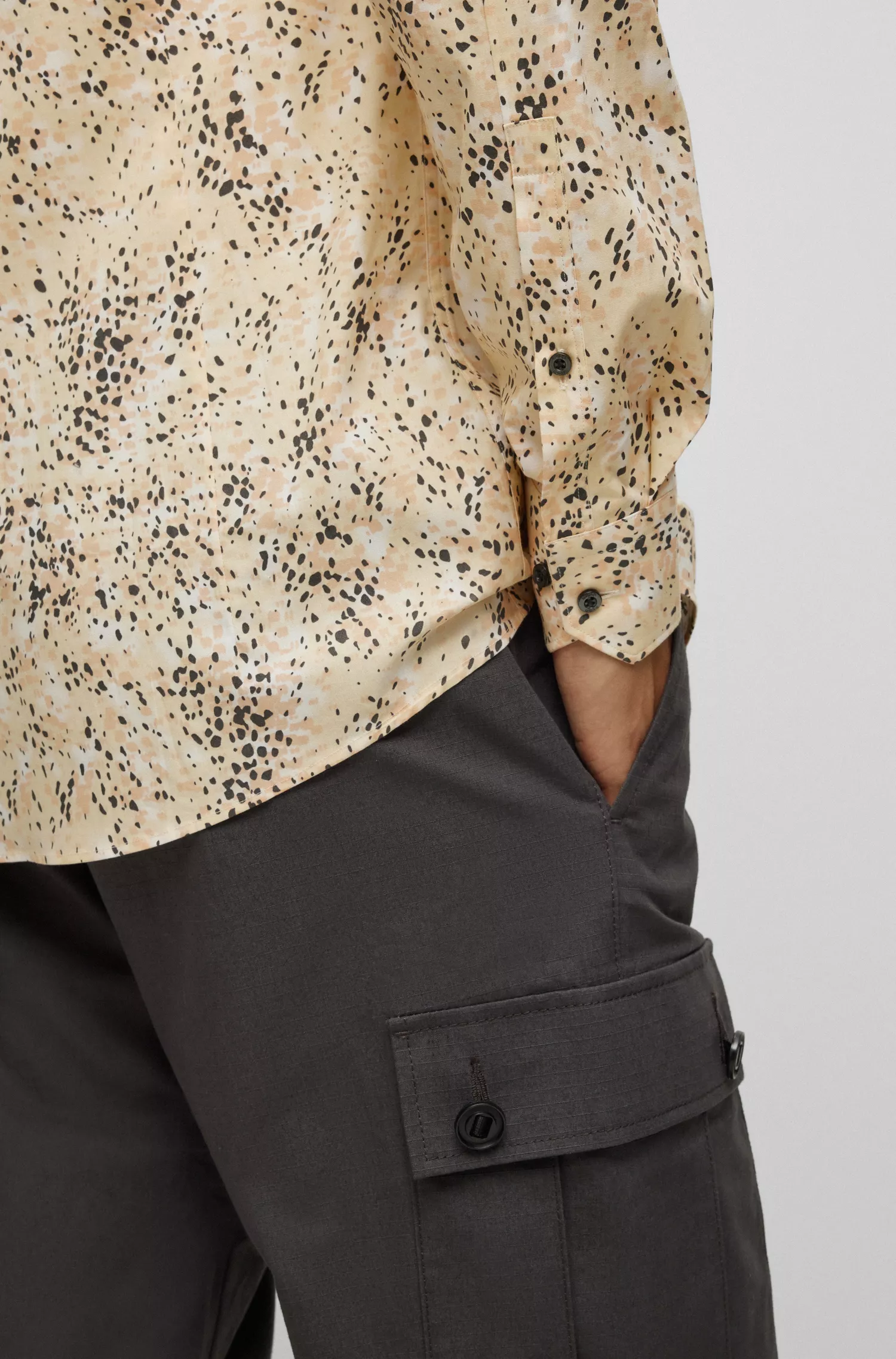 Camisa HUGO vermelha, corte extra slim, em algodão stretch com estampa de dálmata.