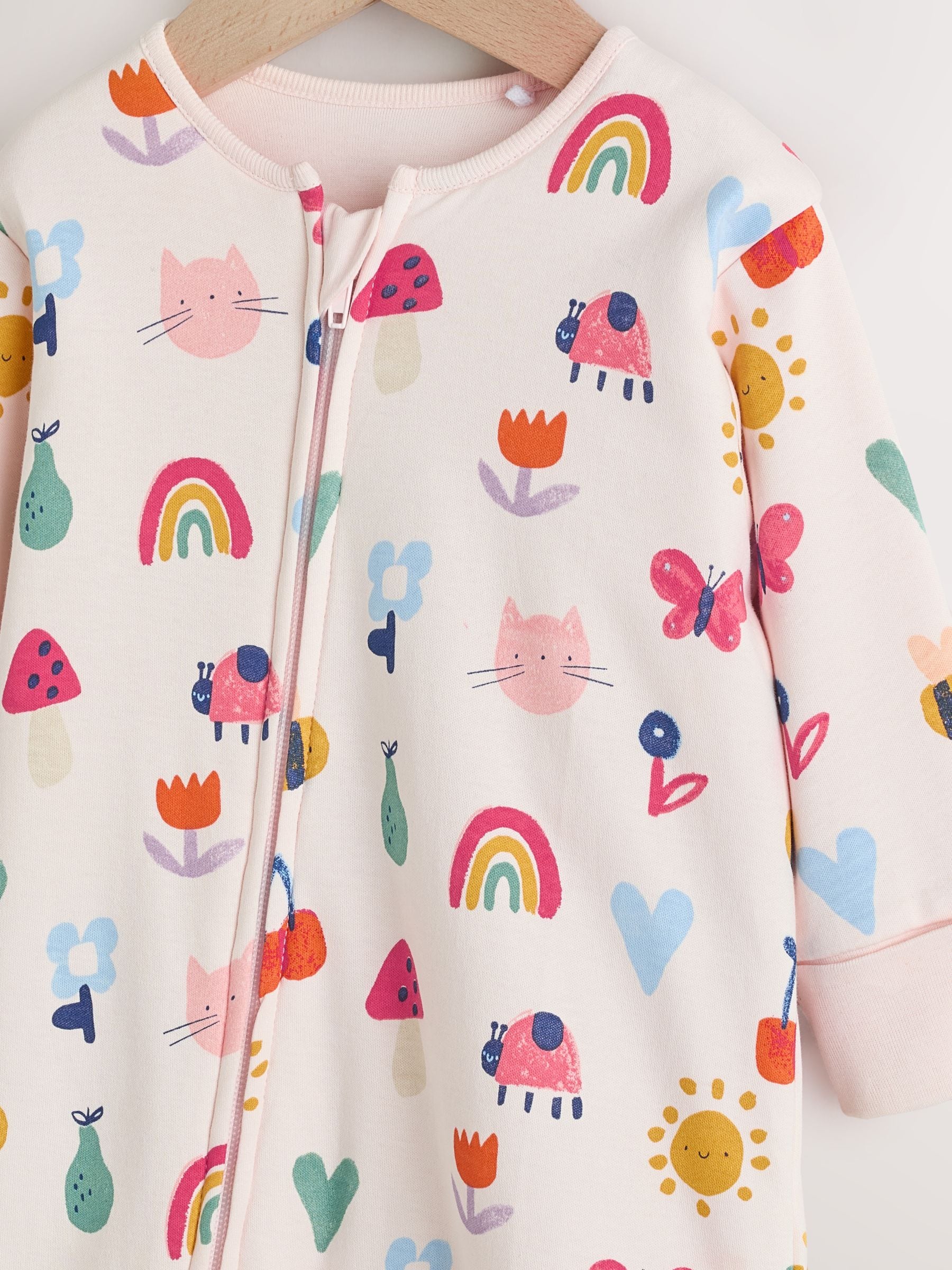 Felgekleurd met figuurtjes - 2.5 TOG gewatteerde babypyjama