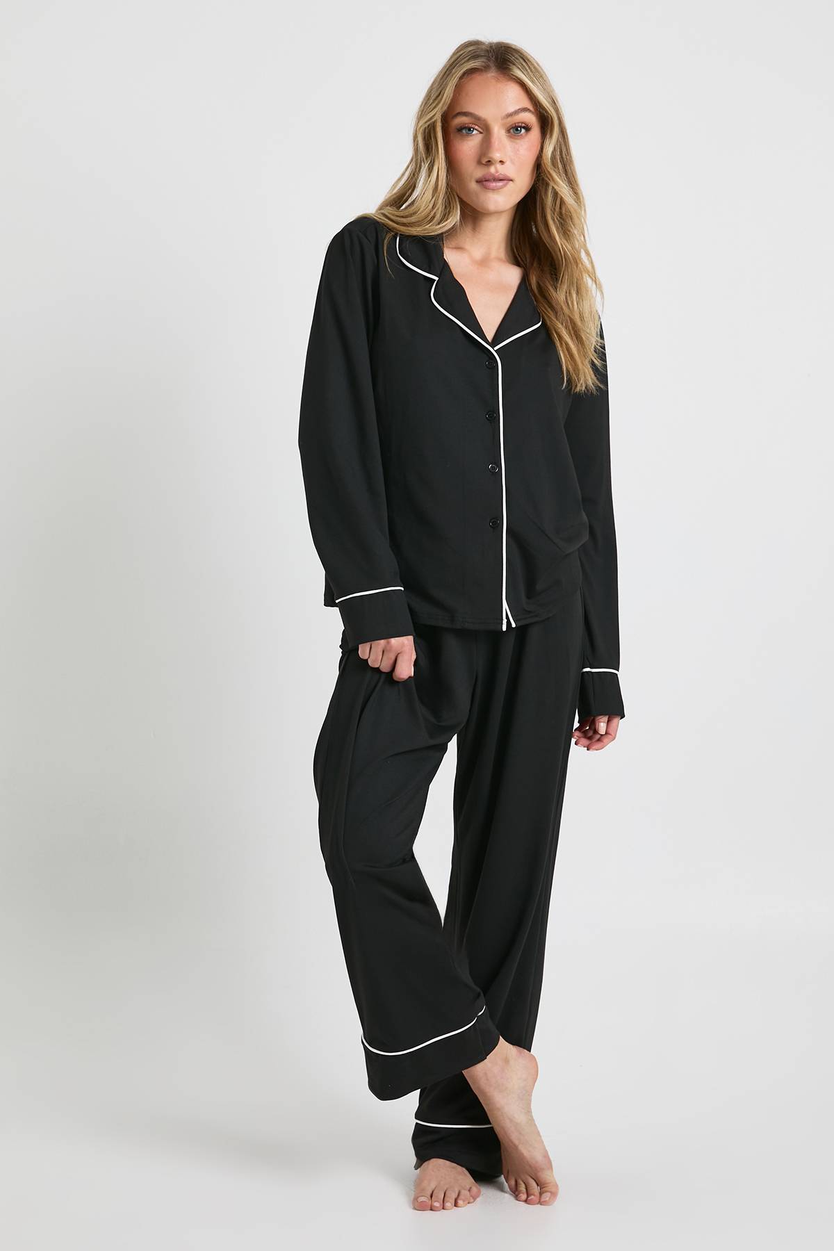 boohoo Ensemble Pyjama Petite Chemise À Manches Longues Et Pantalon Avec Détail Passepoil En Jersey