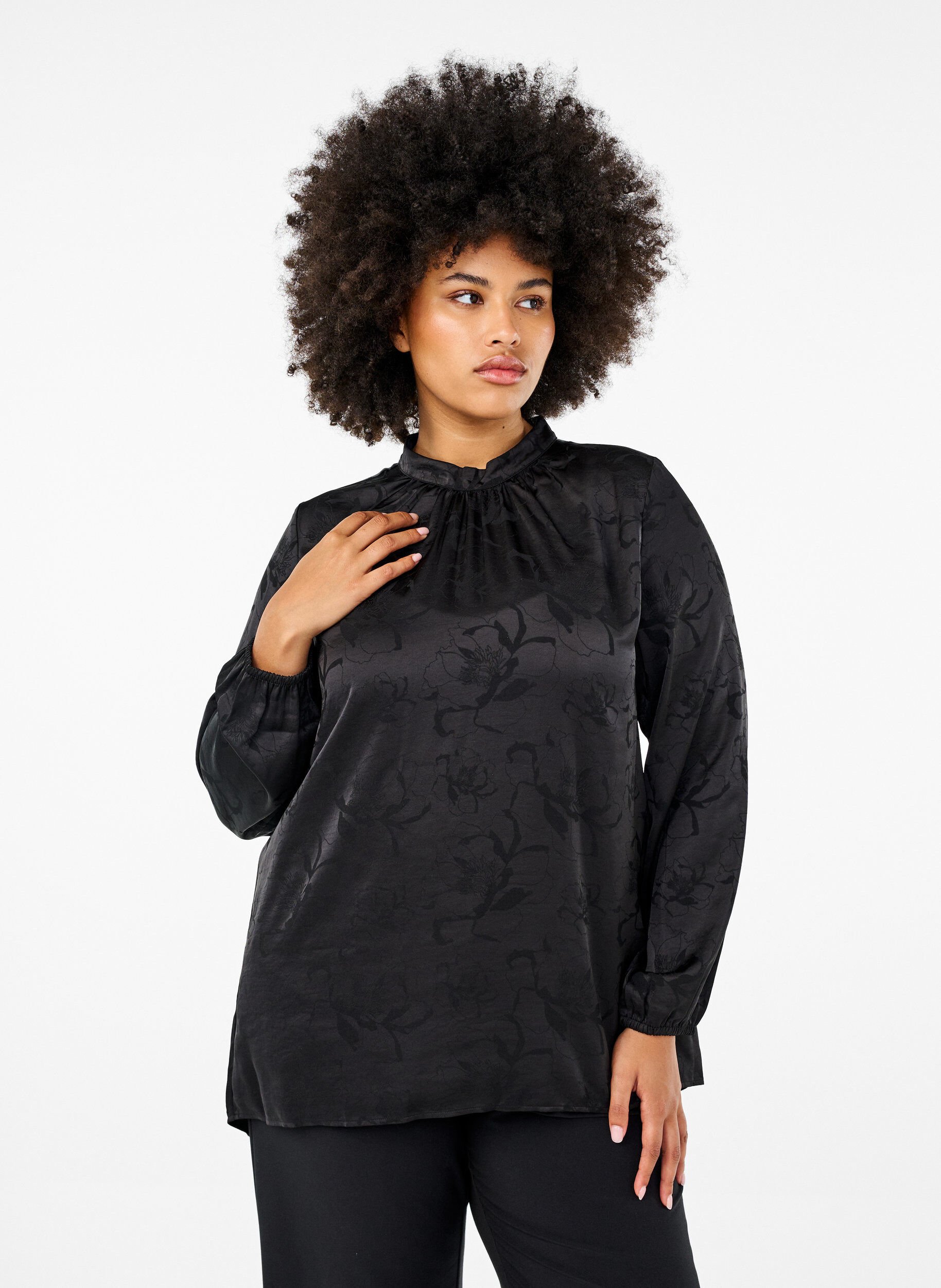 Satinbluse med tone-i-tone mønster
