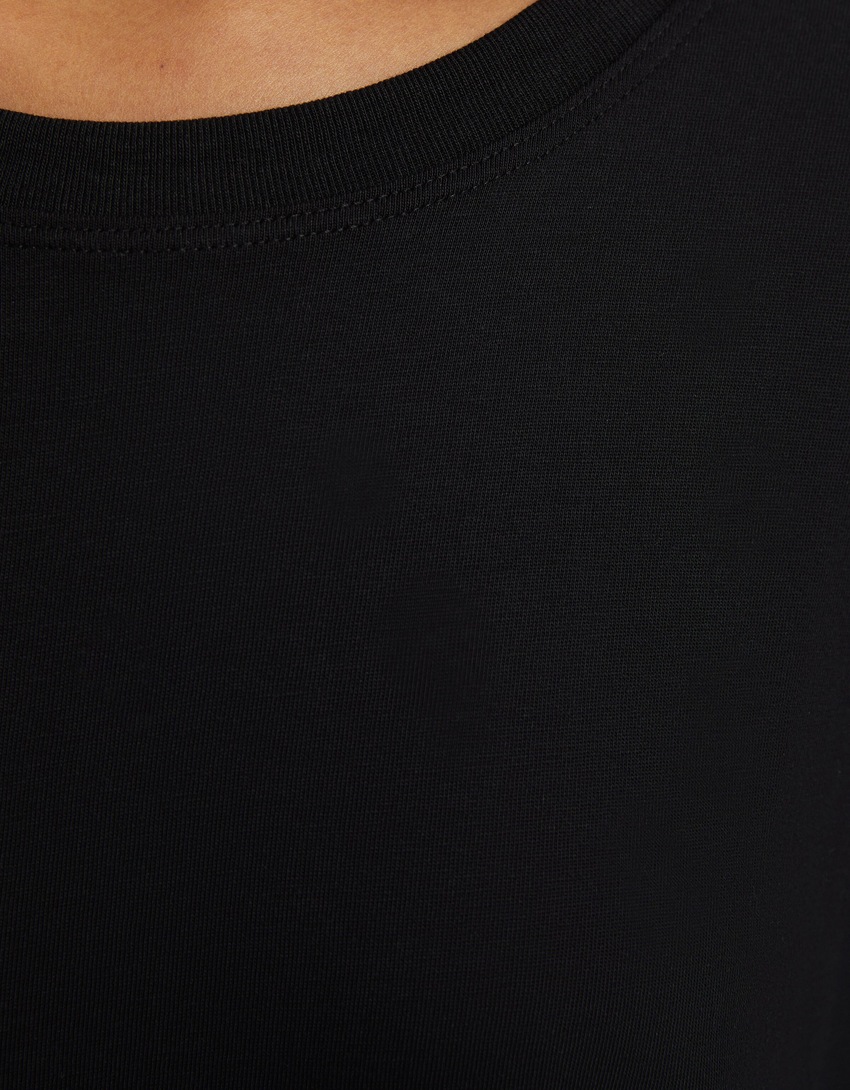 Camiseta de manga curta com estampa do Exorcista e modelagem quadrada.